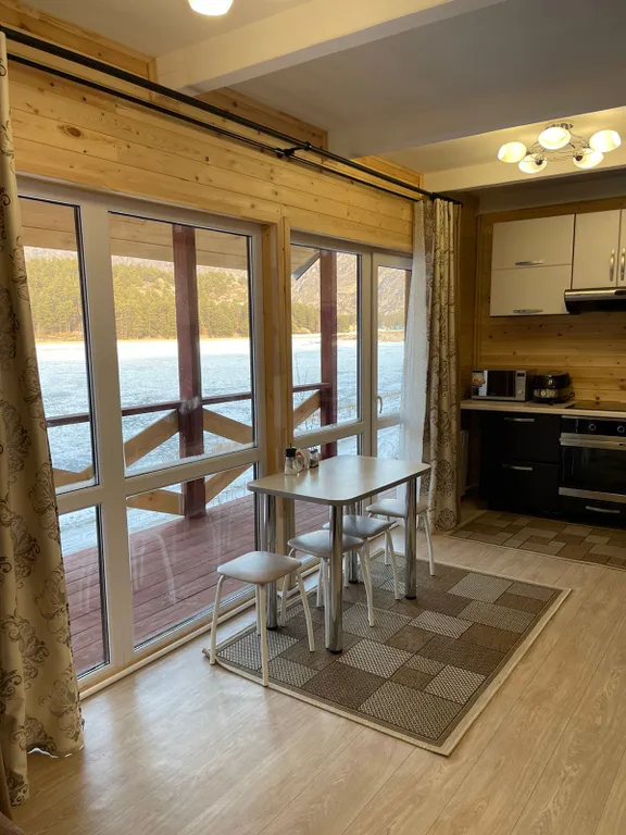 Дом для семьи с детьми с видом на озеро и горы