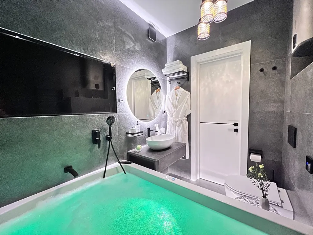 Уникальная cтудия с мини-бассейном на двоиx