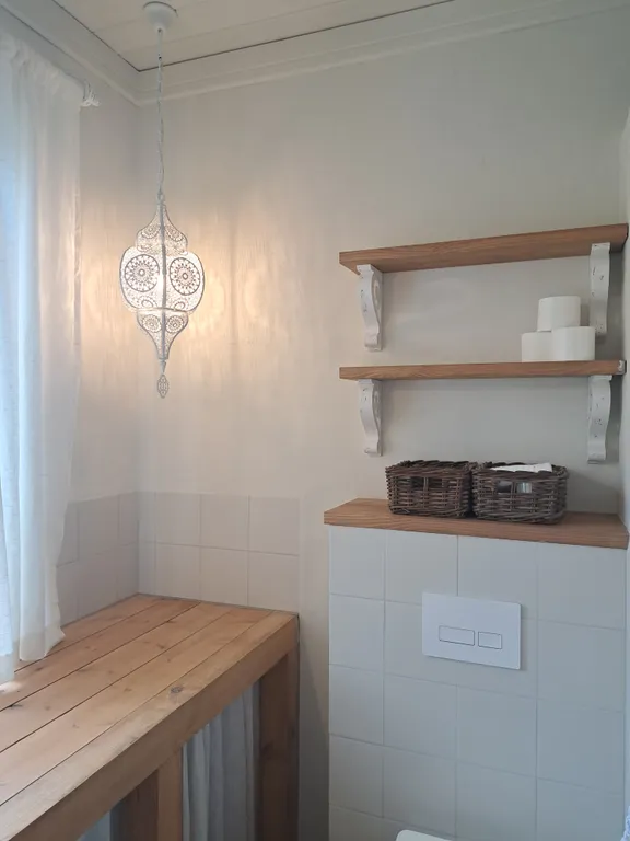 Белый дом на тихой улочке