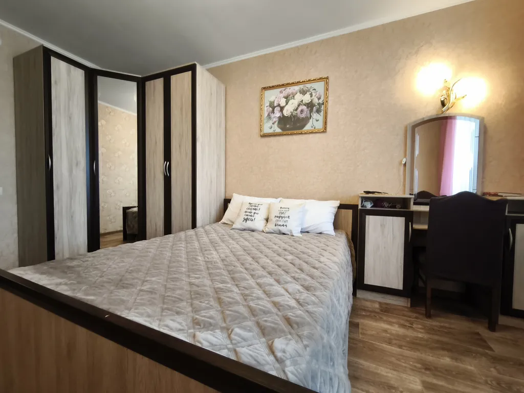 Просторная квартира через дорогу от территории монастыря