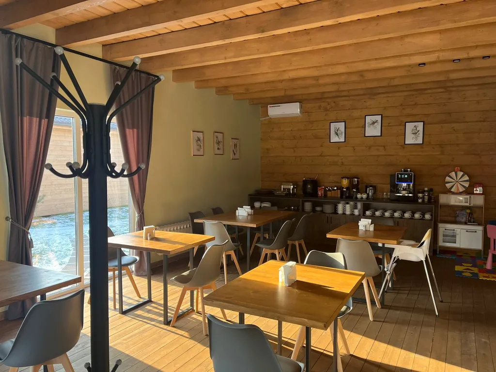 Трёхкомнатный коттедж в лесу у пруда