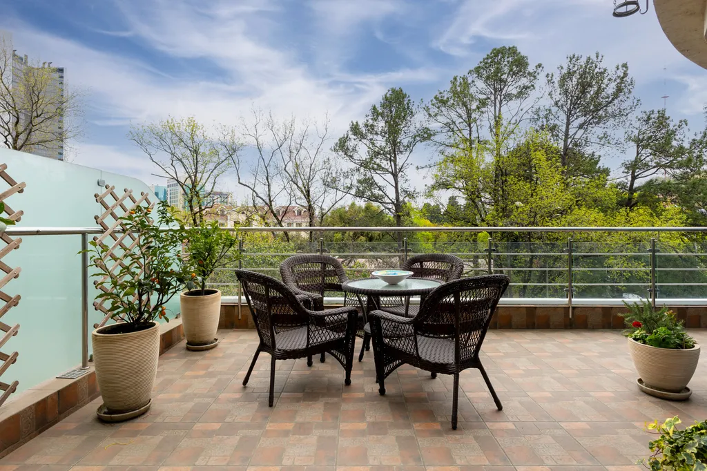 С двумя спальнями и террасой