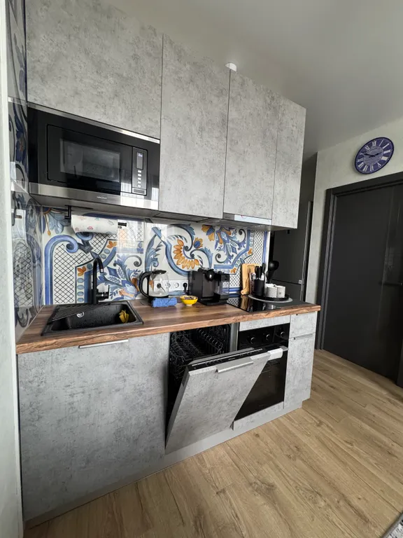 Квартира с большой кухней-гостиной и уютной изолированной спальней