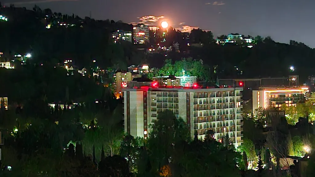 Апартамент с панорамными окнами с видом на море, горы и лес в Хосте