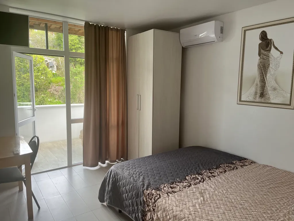 Квартира Двухместный улучшенный с балконом и ванной комнатой — аренда посуточно в Лоо