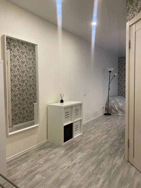 Квартира-студия с панорамным балконом в центре города