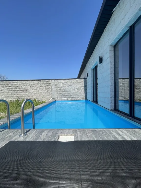 Загородный дом с бассейном