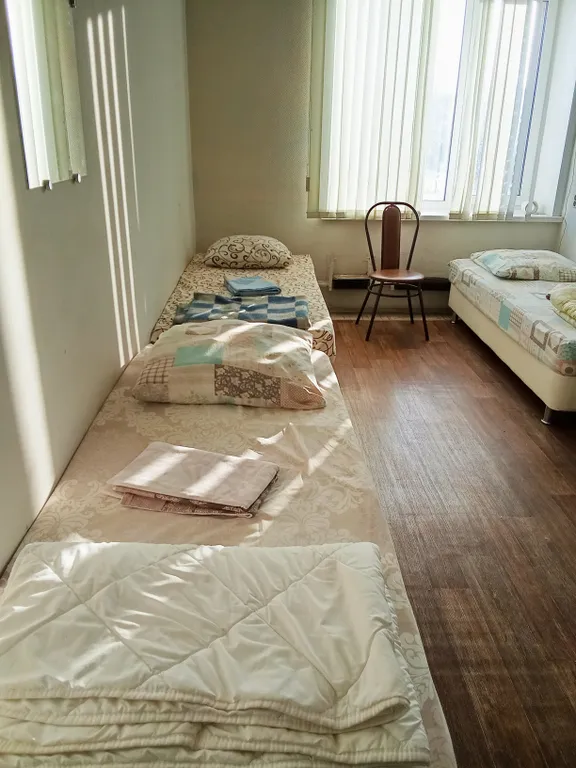 Пятиместный номер с окном