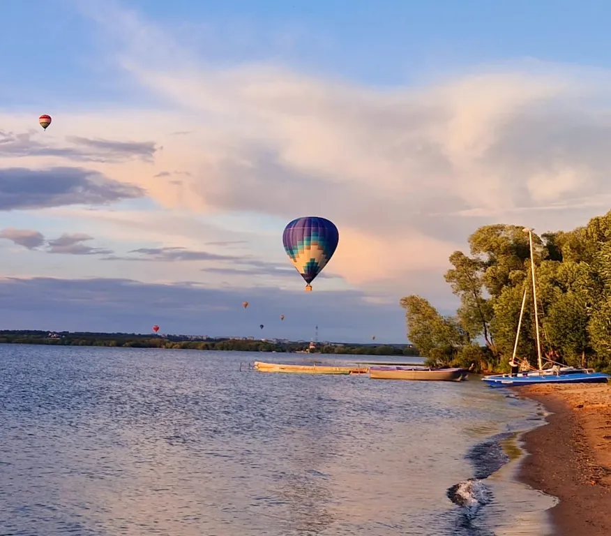 Уютный деревянный дом рядом с живописным озером