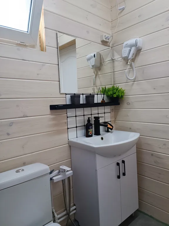 Дом с большим бассейном с видом на море