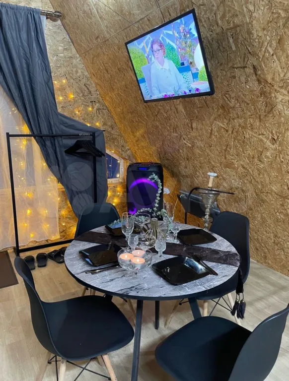 Уютный дом с видом на лес и железную дорогу