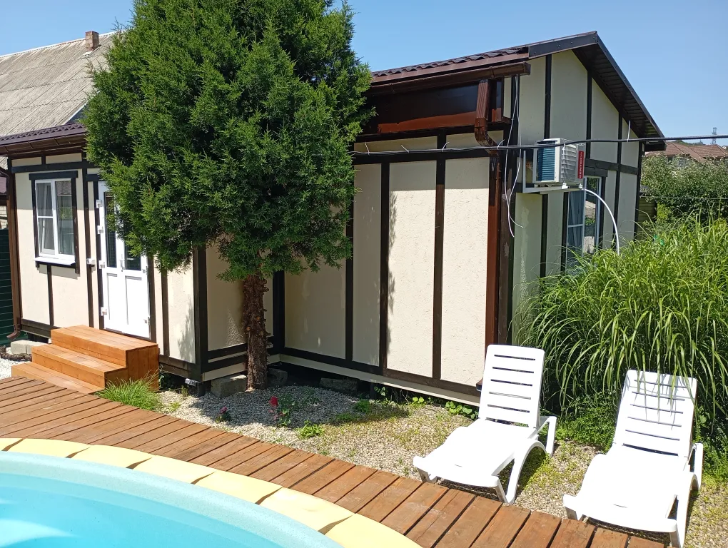 Коттедж Отдельный двухкомнатный домик с кухней — аренда посуточно в Архипо-Осиповка