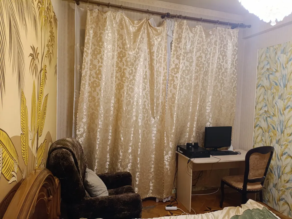 Комната в золотом стиле с персональным компьютером