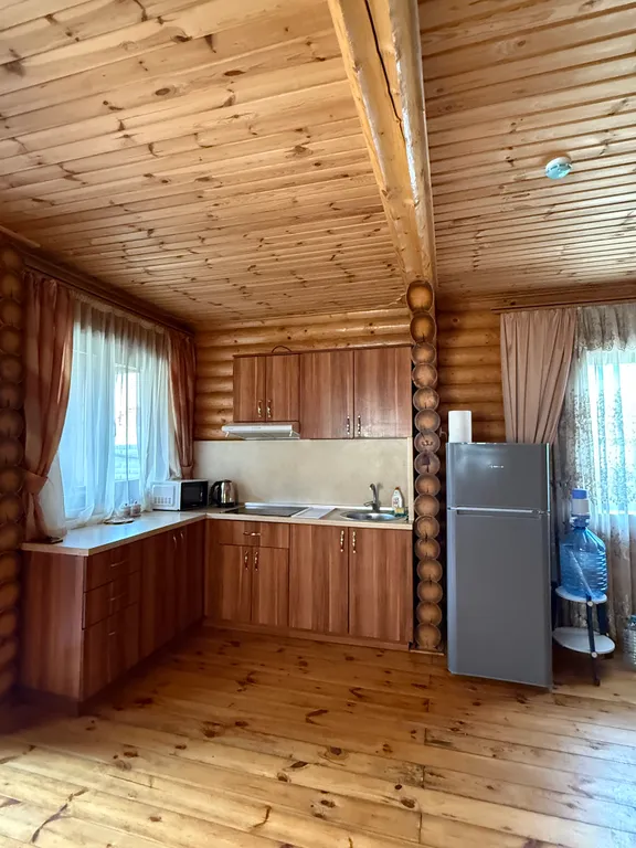 Деревянный домик возле моря