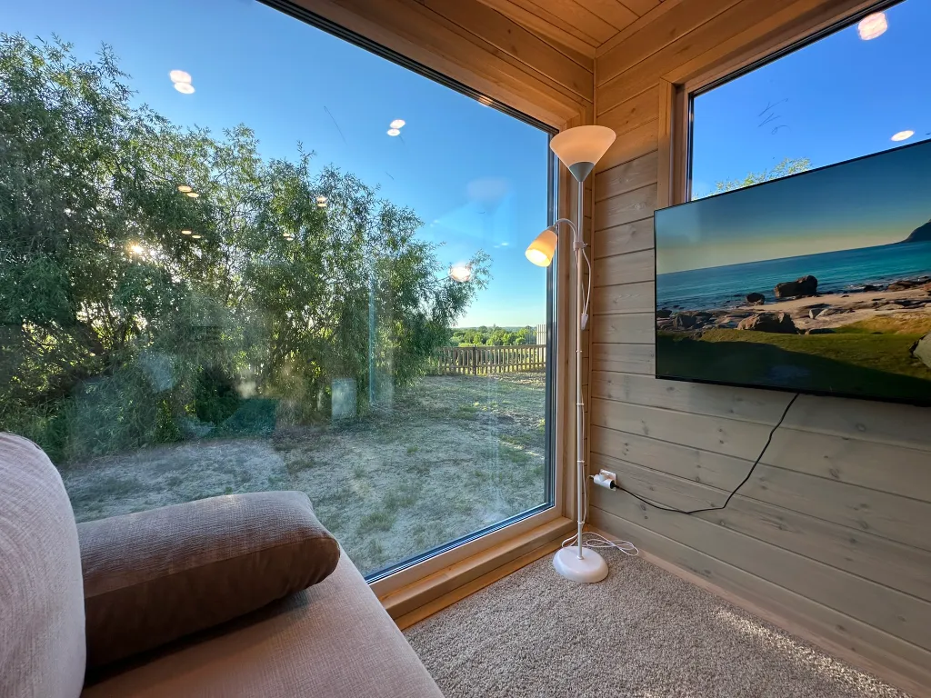 Современный дом на самом берегу реки