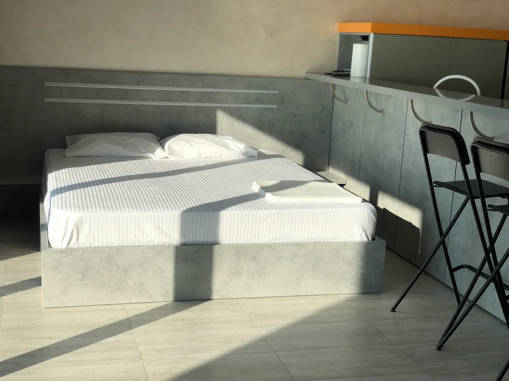 Яркая студия на берегу моря