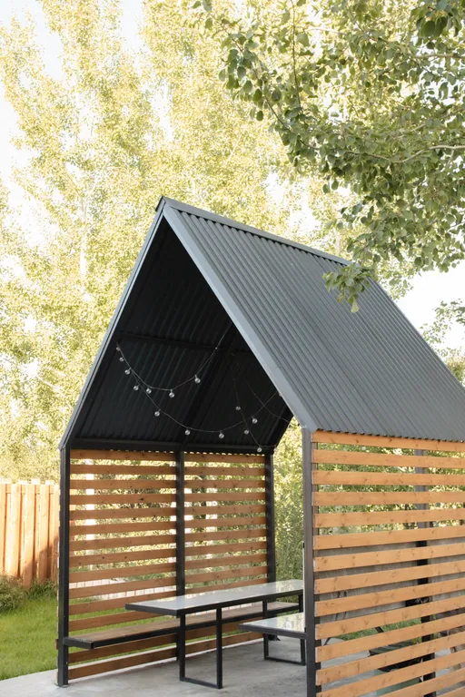 Дом с теплым бассейном на озере