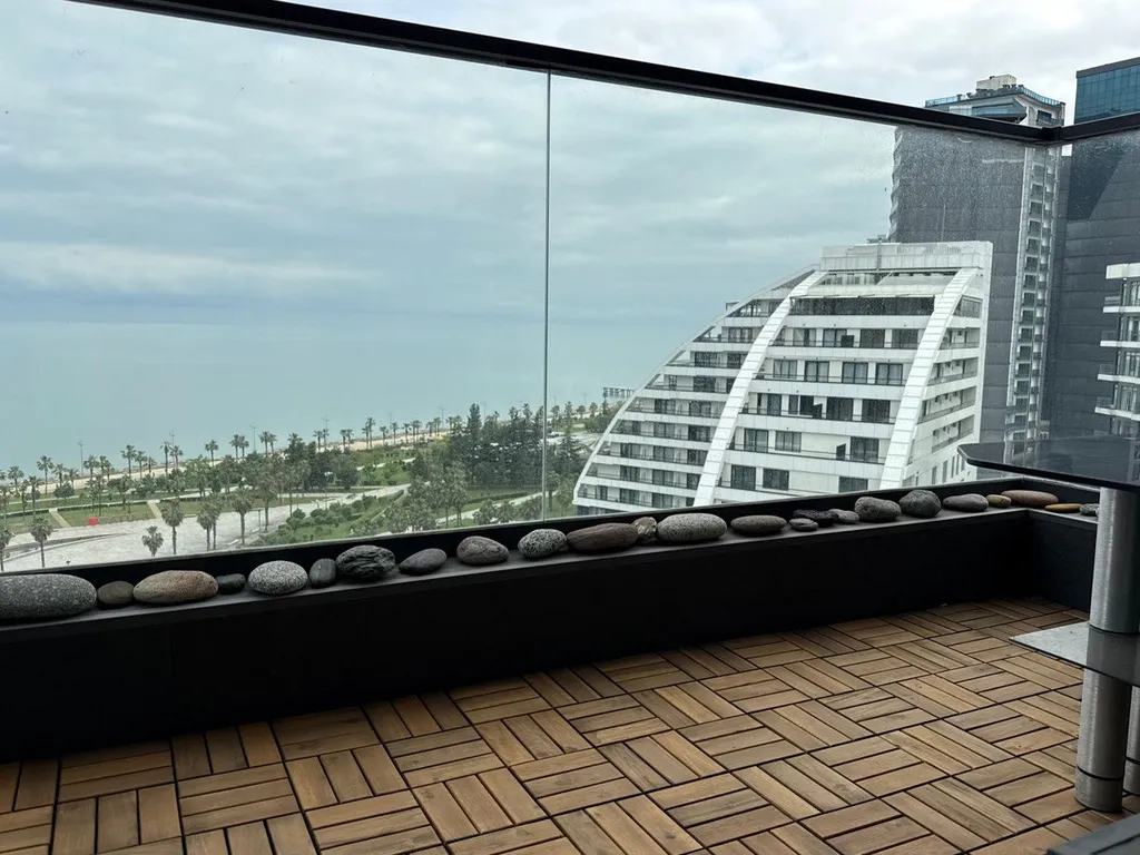 Дизайнерская квартира с прямым видом на море в премиальном комплексе