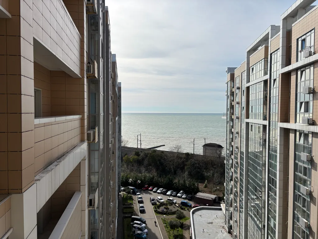 Видовая двухкомнатная с балконом на первой линии у моря