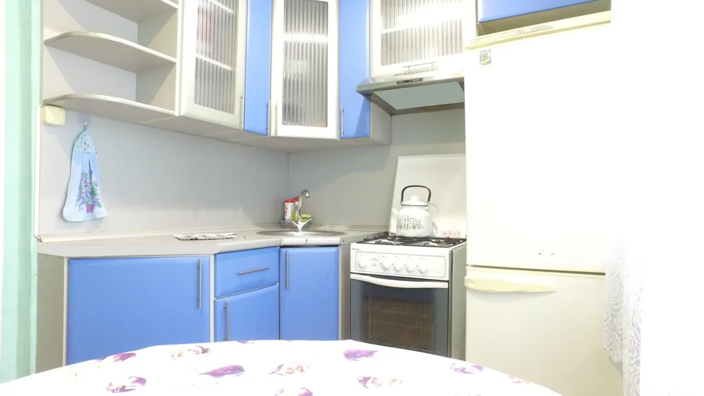 Двуспальная кровать и огромный смарт ТВ