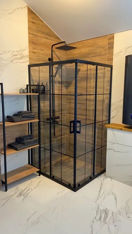 Gray дом в стиле барнхаус с видом на лес