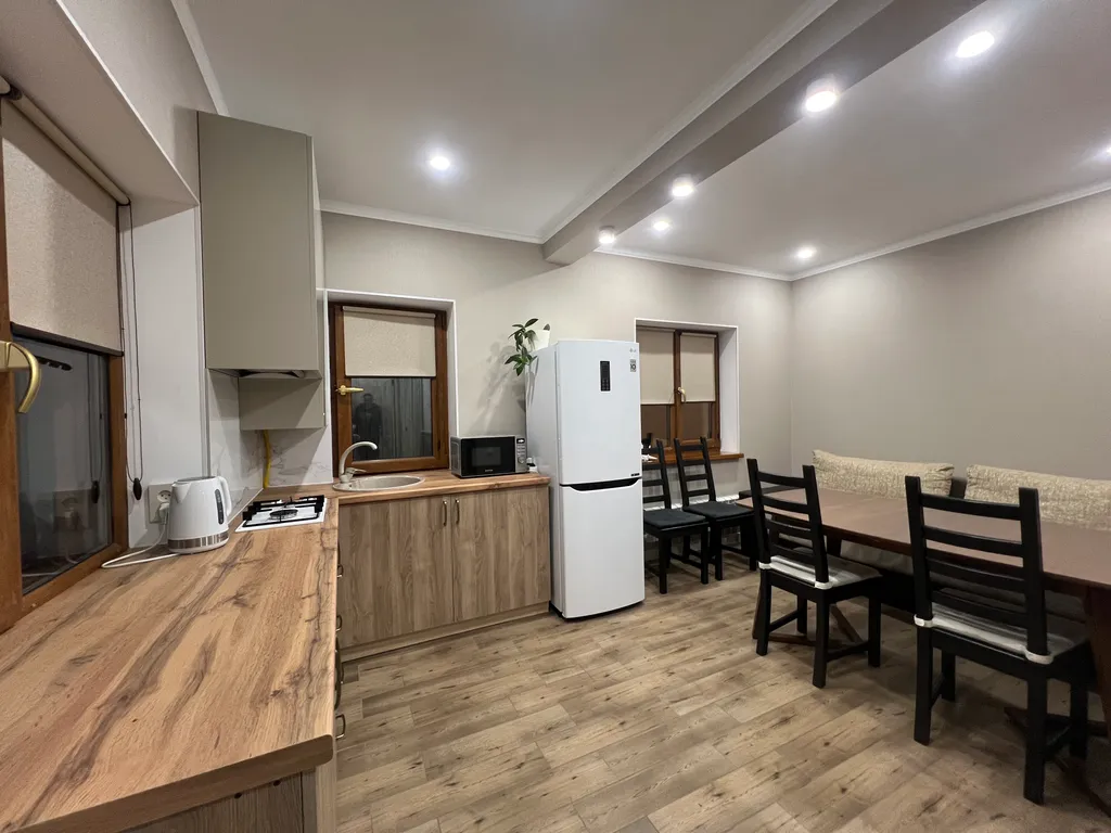 Новый дом в тихом месте недалеко от центра города