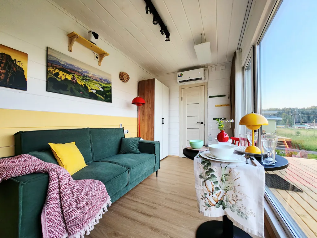 Дом с проектором и диваном