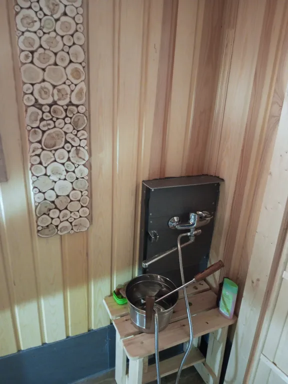 Дом рядом с озером