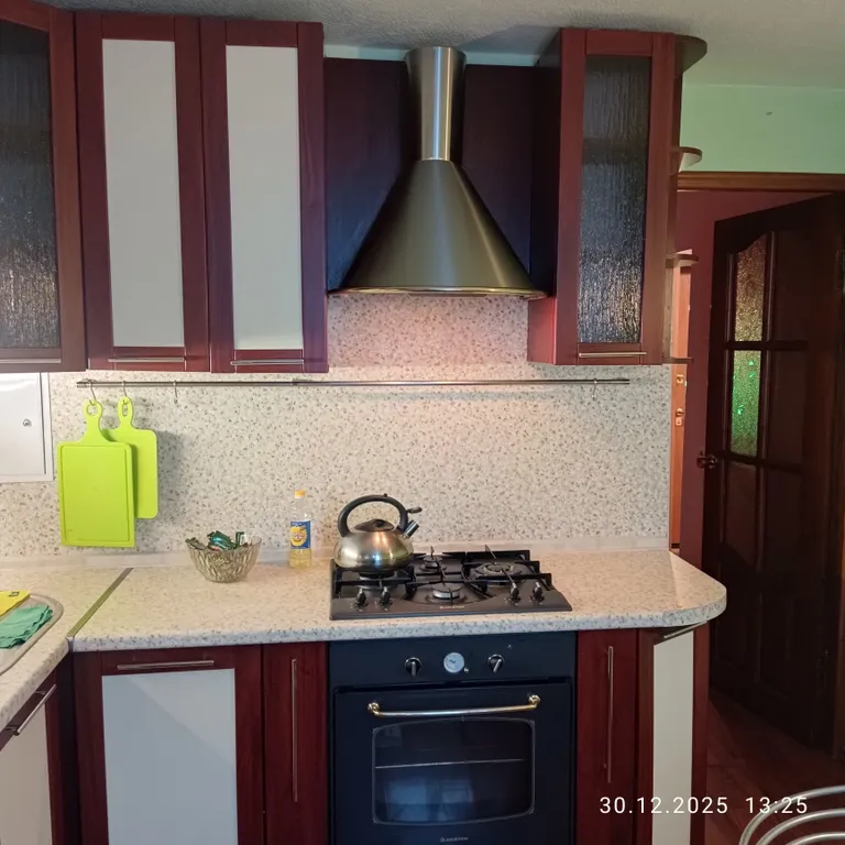 Уютная 2-комнатная, в спальном районе города, всё в шаговой доступности