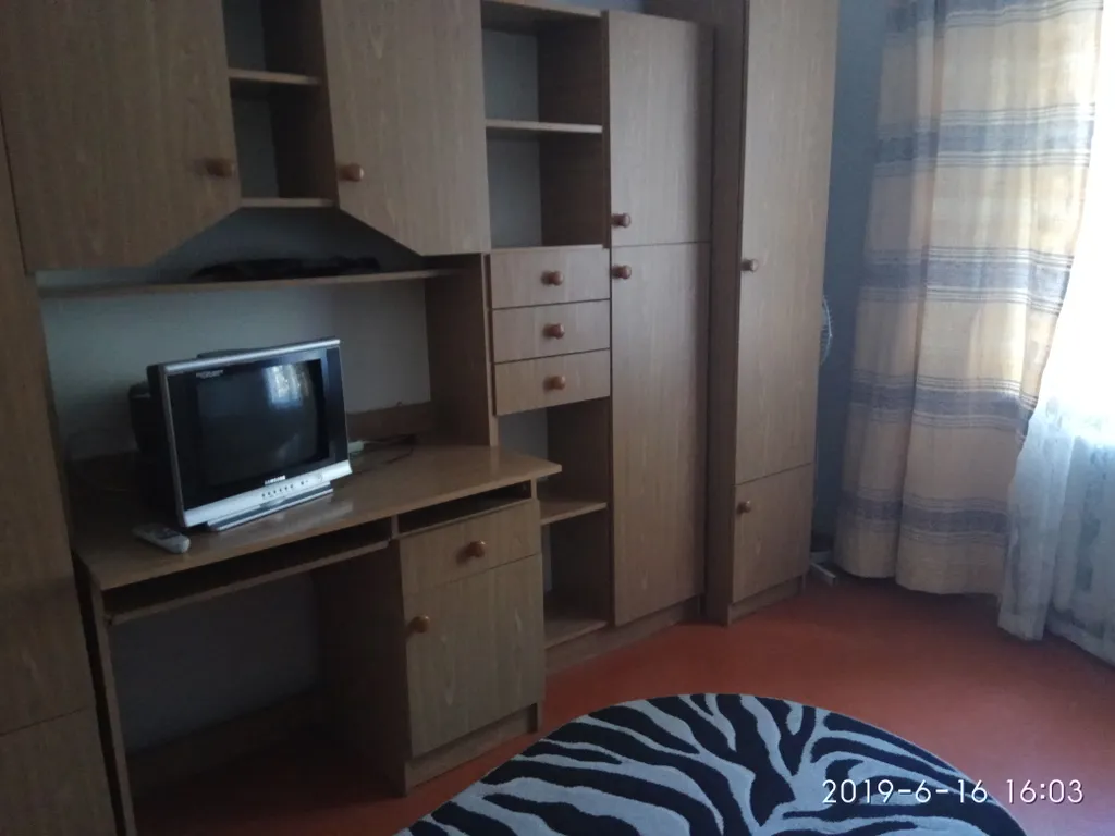 Комната с видом на осенний двор и сад