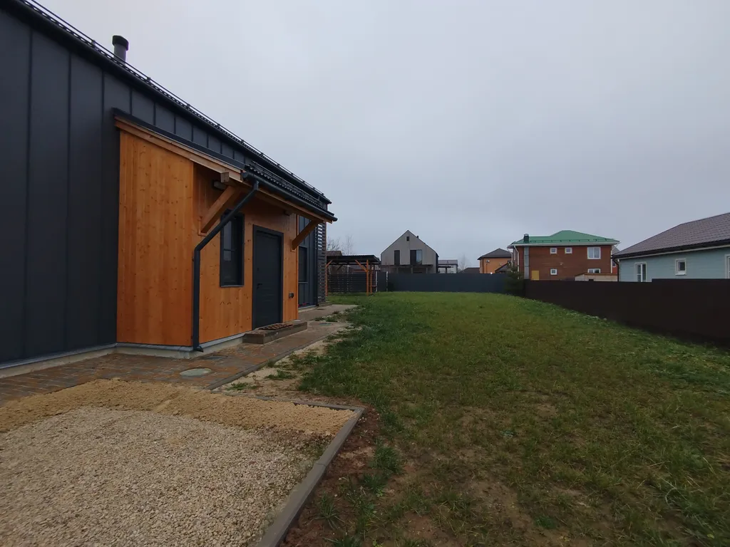 Стильный барн с крытой мангальной зоной