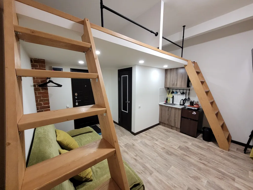 Лофт-1 Жёлтая. Клёвая двухуровневая студия в центре