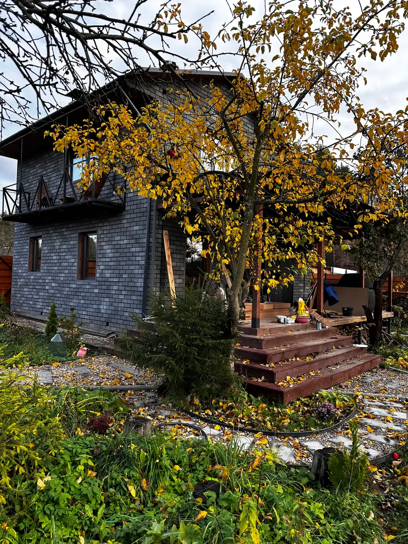 Шикарный 2 ух этажный дом с дизайнерским ремонтом, 85 м кВ, на 8 спальных мест, для компании до 15 человек. Дом со всеми удобствами: полностью оборудованная кухонная зона с посудомоечной машиной, тостером, микро