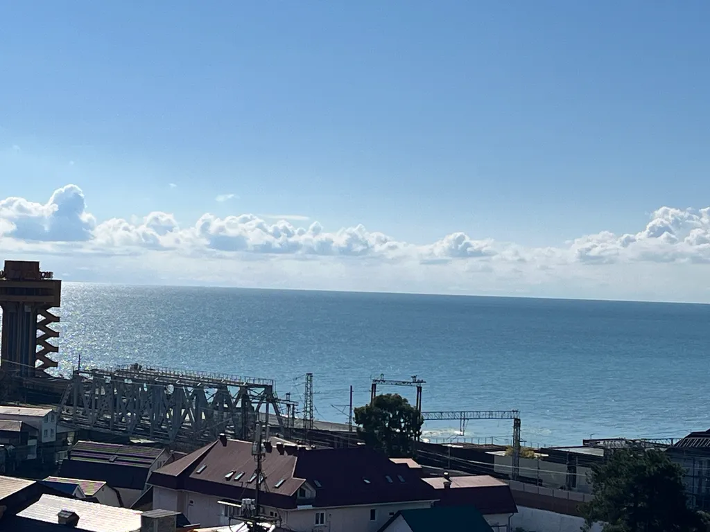 Квартира у моря с выделенной спальней и отдельной кухней