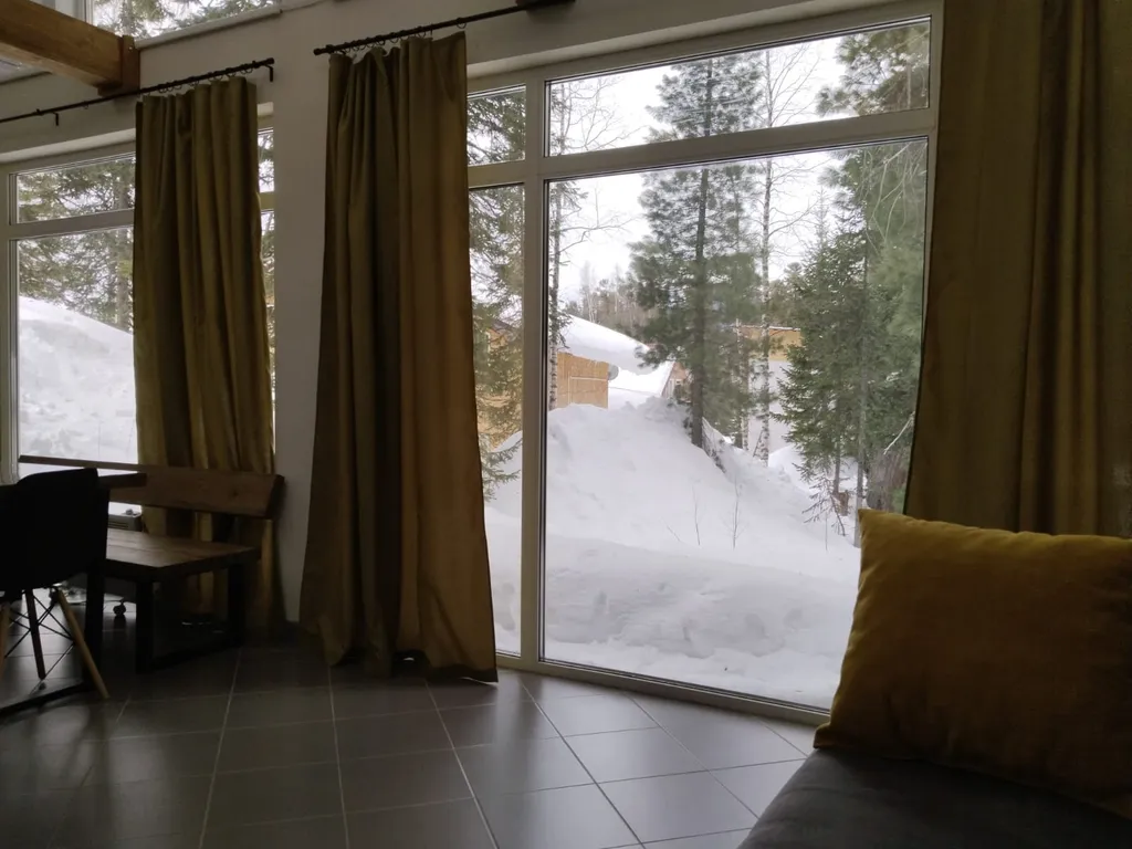 Уютный дом с панорамными окнами в пол