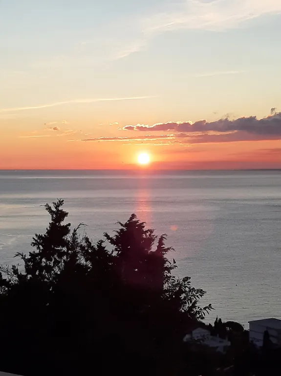 Студия с балконом и панорамным видом на море