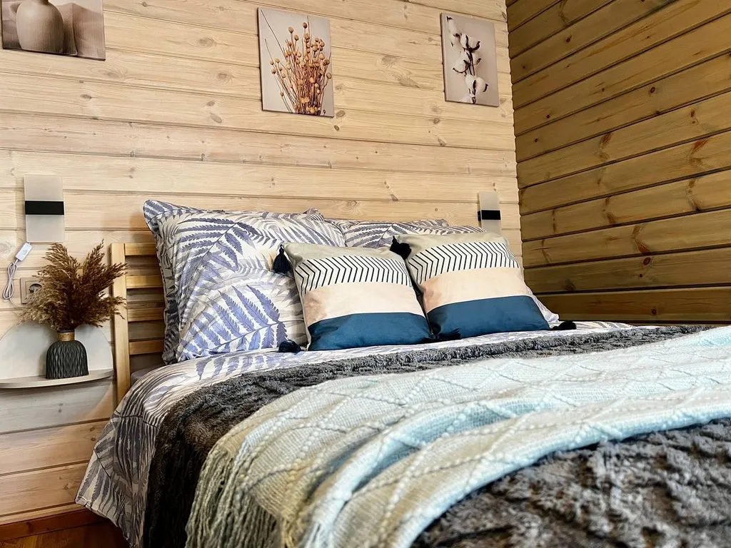 Уютный домик Karhumökki в окружении соснового леса и озер, у Игоры