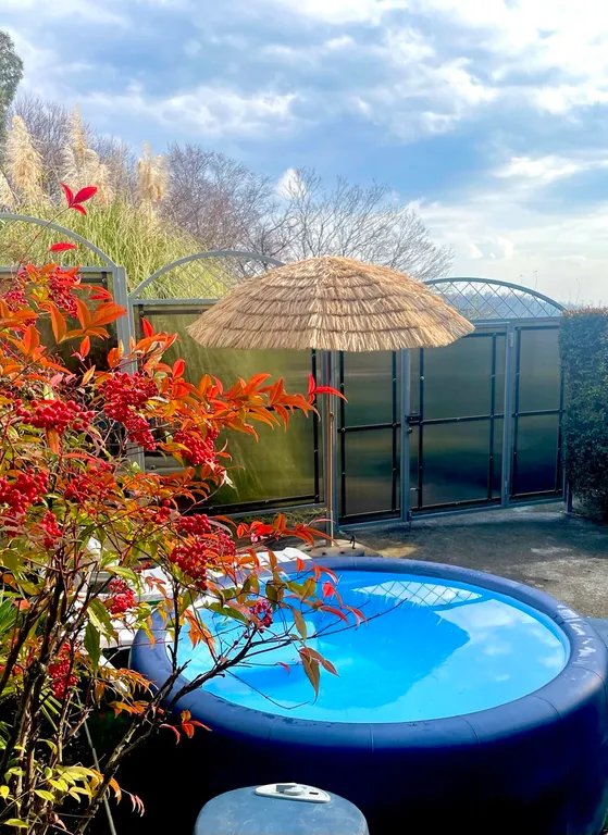 Трёхэтажный таунхаус в живописном месте с большим садом