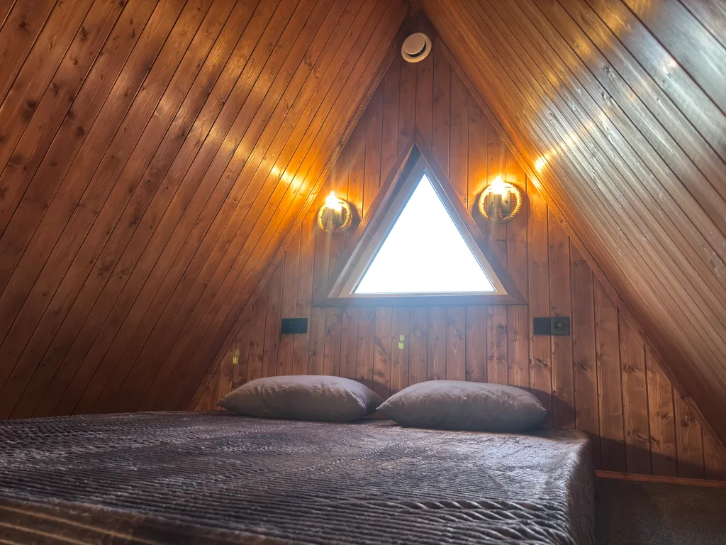 Дом афрейм с видом на горы и пруд