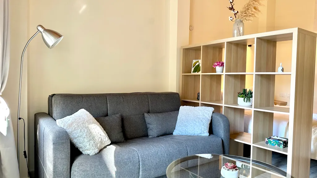 Крутые апартаменты с балконом рядом с Парижской площадью