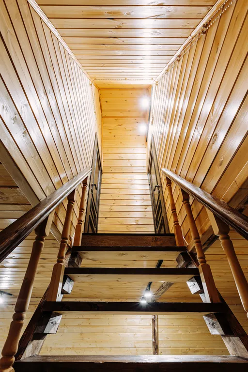 Коттедж с бассейном в лесу