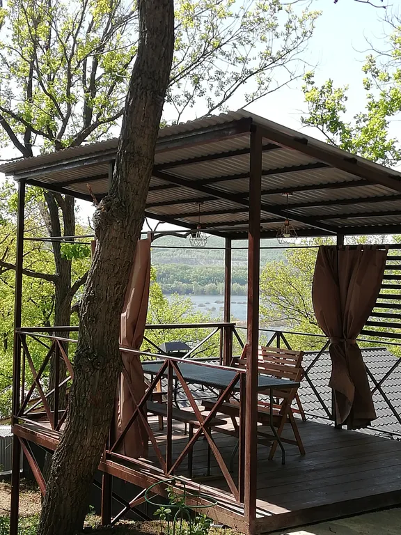 Дом в дубовой роще у реки