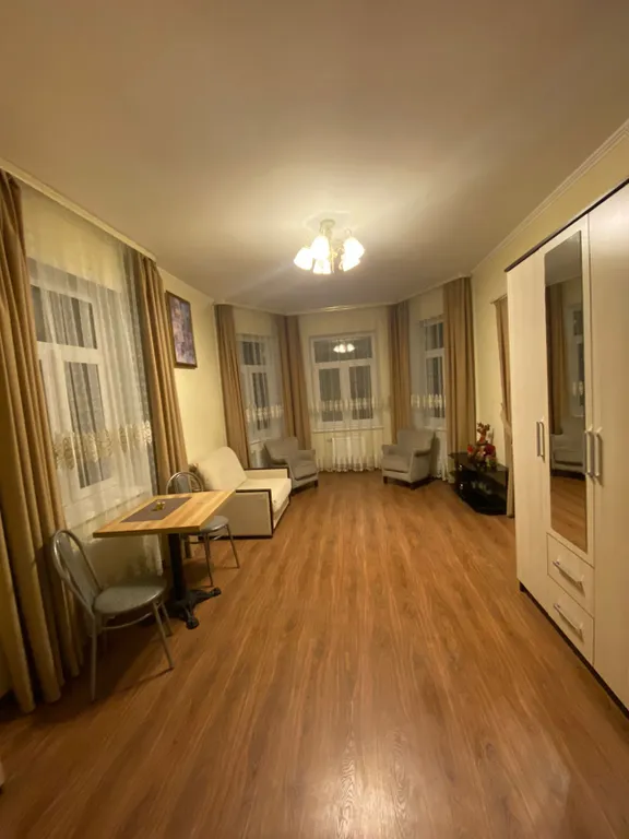 Трёхэтажный дом на берегу Волги