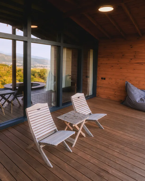 Домик на поляне любви в горах