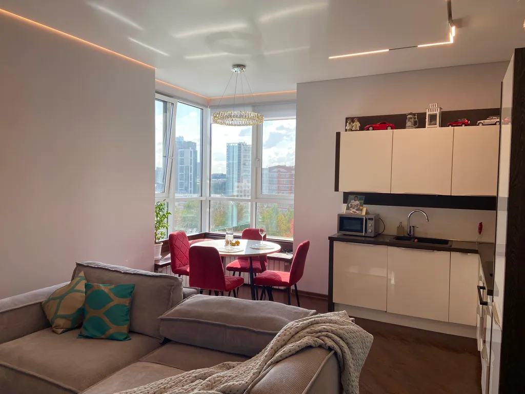 Видовая квартира с панорамным окном в центре