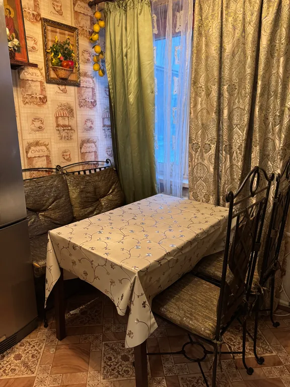 В тихом дворике с утепленной лоджией