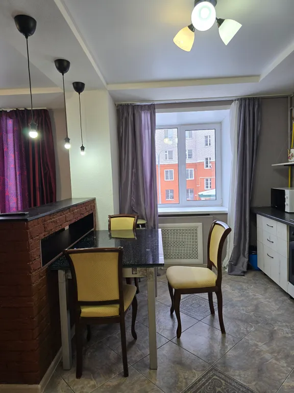 В самом центре города около рынка