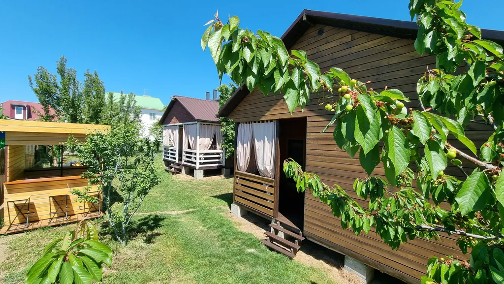 Домик и фруктовый сад