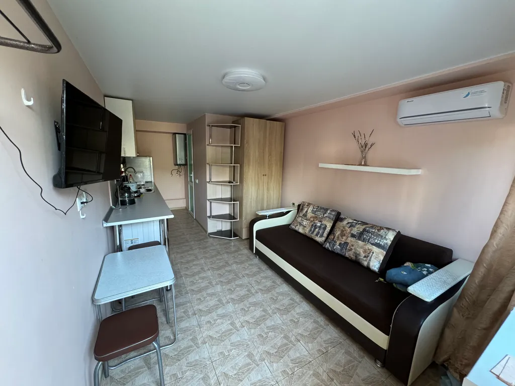 Квартира Уютная студия с отдельным входом, с пляжем в шаговой доступности — аренда посуточно в Небуг