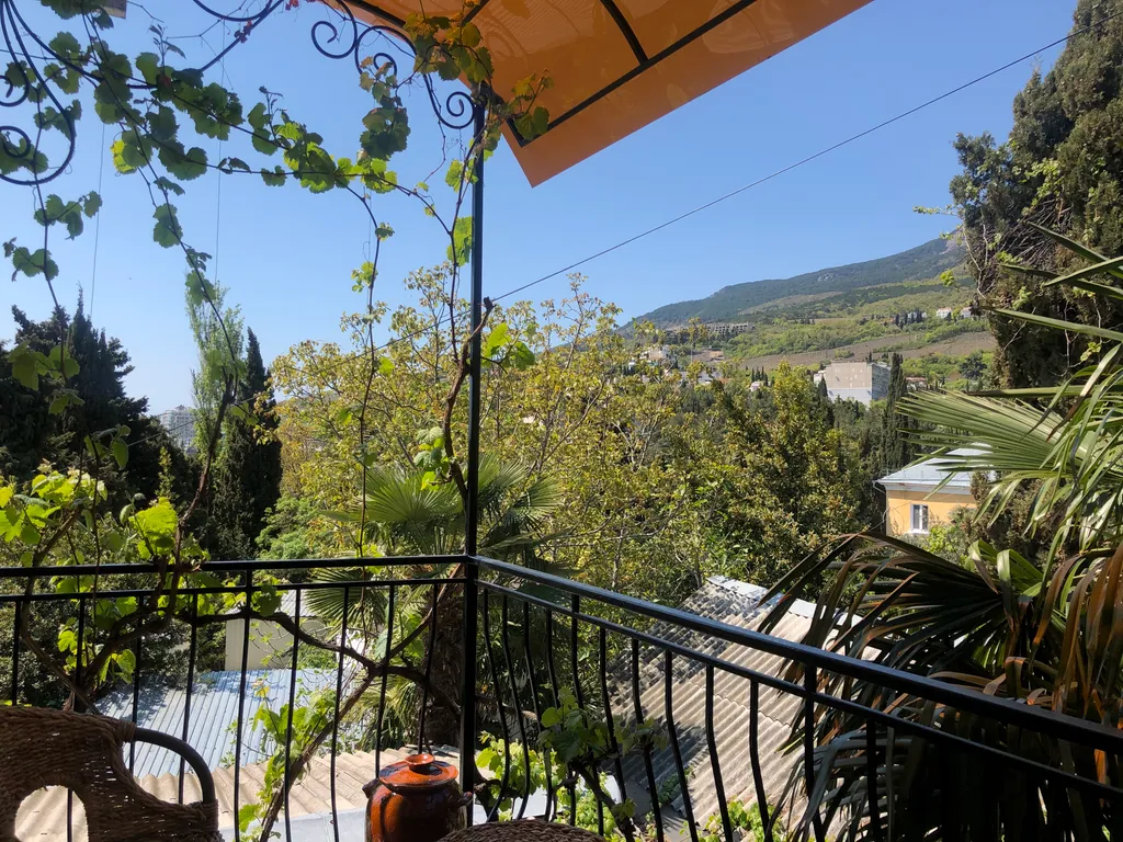 Двухэтажный дом с шикарным уютным двором в самом центре